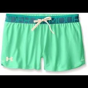 Under Armour Loose Shorts Size: Youth LG